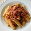 Una delle moltissime versioni italiane del ragù, qui con i pezzetti di carne cotti a lungo nella salsa di pomodoro. 1