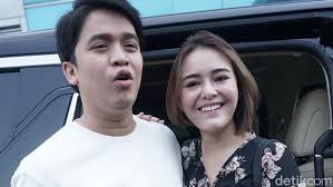 Sang mantan kekasih, presenter billy syahputra, menemaninya mengantar ke tempat peristirahatan terakhir ibunda. Inikah Penyebab Putusnya Hubungan Amanda Manopo Dan Billy Syahputra