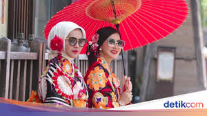 Meski begitu, wanita berhijab yang satu ini juga sering kali jadi perhatian karena penampilannya yang chic. Trik Pakai Hijab Agar Tampak Lebih Tirus Ala Adik Syahrini