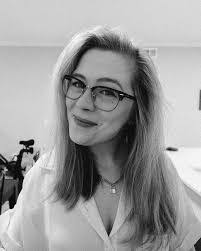 Janet Beall's Instagram, Twitter & Facebook