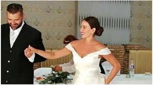 Επέτειος γάμου για την κατερίνα στικούδη και τον βαγγέλη σερίφη: H Stikoydh Apanta Se Osoys Thn Krinoyn Epeidh Den Fora Th Bera Ths Fwto