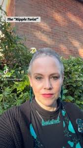 By heck it’s nippy today! I’m back in my roll necks, thermal socks and  massive cardigans today 😂. But the sun is out so decided it was a good  moment to show you the full Ripple Twist with the Lagoon ...