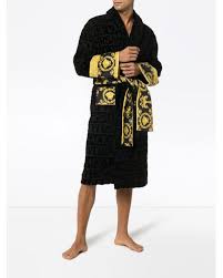 Bestellen sie die aufregende und glamouröse versace bademantel kollektion für herren online. Versace Baumwolle Bademantel Mit Logo In Schwarz Fur Herren Lyst