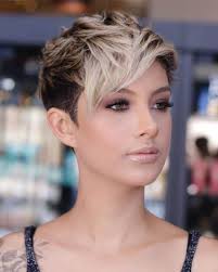 Find a short, medium or long length 'do to suit your oval face shape with these great hairstyle options! 21 Flattering Short Haircuts For Oval Faces In 2021