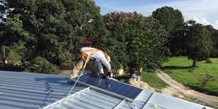 Güneş enerjisi panellerinin ve rüzgar enerjisinin bir hibrid sistem oluşturmak üzere birleştirilebileceğini unutmayın. Hafta Sonu Evi Icin Gunesten Elektrik Uretiminin Maliyeti Memurlar Net
