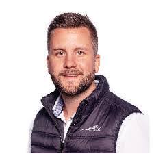 Kelly Holl's Instagram, Twitter & Facebook