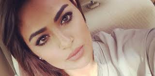 بعد حوالي 3 أشهر من تداول مقطع فيديو جنسي على أنه للفاشينيستا الكويتية فوز الفهد مع أحد الشباب داخل سيارة، خرجت بعد انتشار فيديو لأحد الأشخاص وبرفقته صديقته بشكل مخل بالأداب قبل ٣ اشهر المحكمه تقضي بحبسه بتهمة الأبتزاز والفعل الفاضح. ÙÙˆØ² Ø§Ù„ÙÙ‡Ø¯ Ù‚Ø¨Ù„ Ø§Ù„ØªØ¬Ù…ÙŠÙ„ ÙˆØ¨Ø¹Ø¯Ù‡ ÙÙ‡Ù„ ÙƒØ§Ù†Øª Ø£Ø¬Ù…Ù„ Ù…Ø¬Ù„Ø© Ø³ÙŠØ¯Ø§Øª Ø§Ù„Ø§Ù…Ø§Ø±Ø§Øª