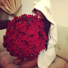 Il mazzo di fiori viene accettato o rifiutato, ma è l'unico regalo che non si può riciclare. Pin Su Rose