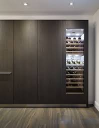 Tall Dark Wood Kitchen Units Provide Great Storage And Also House A Gaggenau Vario Wine Cooler Kjokken Moderne Kjokken Inspirasjon Interior