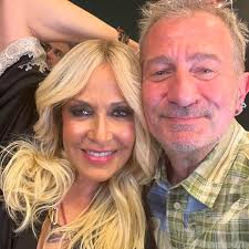 Again Anna Vissi, you ask? Πάλι Άννα Βισση? Yes! And I'll post again and  again— because every time I see this legendary— unique in the entire world—  performer