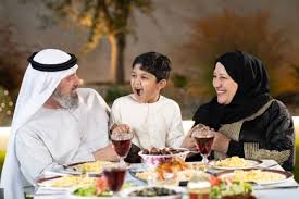 سفرة مليئة بأصناف المأكولات و المشروبات والمقبلات الشهية، الوجبات والأطباق  الرئيسية على مائدة الطعام، مطاعم ومطابخ الامارات ، أنواع الأطعمة الشرقية  العربية في موائد رمضان المبارك، حلول موعد الإفطار عند اذان المغرب -