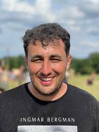 🇮🇹 Najlepszy włoski aktor to...❓ Założymy się, że pierwsze nazwisko,  które przychodzi do głowy to Benigni! Urodzony w 1952 roku aktor zdobył w  swojej karierze wiele nagród, w tym większość oczywiście za "