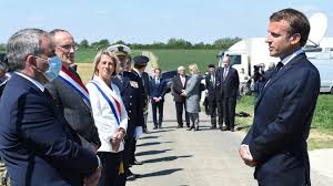 Ministre de la santé, sous jacques chirac, de 2005 à 2007, il réélu député de l'aisne, après la défaite de la droite à la présidentielle en 2012, xavier bertrand tente de prendre la tête des députés ump à l'assemblée. Hommage Aux Combattants Dans L Aisne Xavier Bertrand Echange Avec Macron