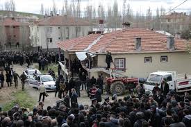 Kırıkcı'nın cenaze töreninde saldırıya uğrayan chp genel başkanı kemal kılıçdaroğlu'nun. Kilicdaroglu Nun Sigindigi Evin Sahibi Olanlari Anlatti