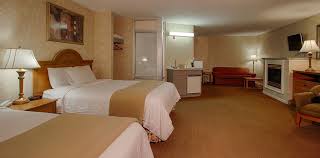 Two Queen Mini Suite With Jacuzzi Vacation Lodge Hotel Pigeon Forge Tn Lodge Hotel Suites Sleep Comfortably