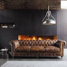Bruine Leren Chesterfield Bank Met Stoere Hanglamp En Sfeervolle Haard Vintage Sofa Chesterfield Interieur