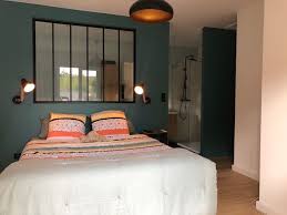 Une Verriere Pour Tete De Lit Afin D Apporter De La Lumiere Dans La Salle De Bain Amenagement Chambre Deco Maison Lit