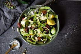 Roher Zucchinisalat Mit Feta Oliven Und Pinienkernen Zucchinisalat Salat Zucchini
