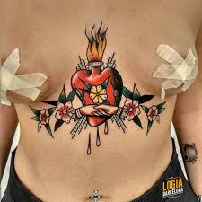 Impactante tatuaje con un buho. Tatuajes Debajo Del Pecho Logia Tattoo Barcelona