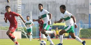 Manfaat seorang pemain melakukan dribbling dalam permainan sepak bola, adalah memudahkan proses mencetak gol serta mengganggu strategi pertahanan lawan. Variasi Menggiring Dalam Permainan Sepak Bola