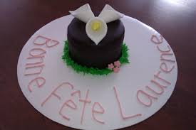 Gateau Individuel 1 An Chiffon Vanille Et Chocolat Creme Au Beurre Et Framboises Recouvert De Ganache Fondante Et Lys De Calla En Fondant Food Cake Desserts