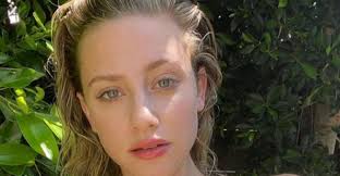 «ривердейл» — американская телевизионная подростковая драма, основанная на комиксах арчи. Lili Reinhart Klarifikasi Adegan Telanjang Di Serial Riverdale