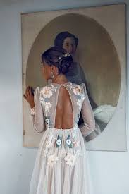 Beste hochzeitskleid blumen von alina brautkleid mit zauberhafter blumen stickerei. Bestickte Brautkleider Bunte Stickerei Braut Trend Embroidered Wedding Dress Embroidered Wedding Colorful Dresses