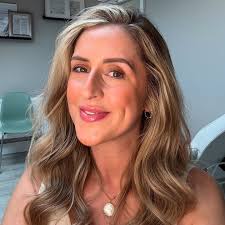 WHO IS IN NEED OF A BRIW LAMINATION? The most amazing treatment for someone  who wants neat manageable brows. Results can be tailored to what you want,  so if you don't want