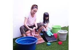 Atur suhu air untuk mencuci. Ajak Warganet Di Rumah Saja Ayu Dewi Ajari Anak Mencuci Pakaian Cantik Tempo Co