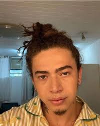 Whindersson ri ao ver foto de Vitão em playlist com suas músicas