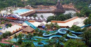 We dare you to dive headfirst with malaysia's first bungee jump. å‰éš†å¡å¿…çŽ© é›™å¨æ°´ä¸Šæ¨‚åœ'ä¸€å¤©éŠsunway Lagoon Theme Park