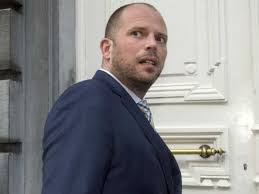 Dit is er aan de hand. Theo Francken Geschokt En Razend Als Hij Dit Ziet Over Zijn Nieuw Boek Ik Word Daar Misselijk Van Showbizz 24
