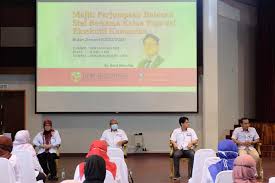 Beliau telah berjaya memegang ijazah sarjana muda sains (geologi) dari universiti malaya dan ijazah sarjana (master) pengurusan sumber tanah dari universiti pertanian malaysia. Upm Education Training Sdn Bhd Posts Facebook