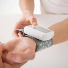 Viel einfacher funktioniert die blutdruckmessung am handgelenk mit einem einfach anwendbaren wann und sie wie ihren blutdruck korrekt messen, haben wir hier für sie recherchiert. Viele Blutdruckmessgerate Arbeiten Nicht Besonders Genau Gesundheit