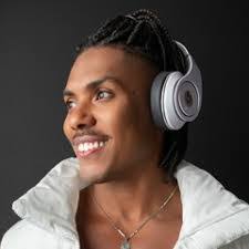 Max Souza's Instagram, Twitter & Facebook