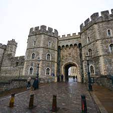 Windsor castle is one of the official residences of queen elizabeth ii, and where she spends most weekends and several weeks each year. How To Get From London To Windsor Castle