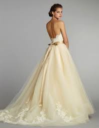 Das brautkleid der woche kommt von lazaro und passt perfekt zu einer romantischen er gestaltet seit 20 jahren brautkleider für das etikett und gelingt es immer noch, neue tendenzen im. Cremefarbene Brautkleider Lazaro Bridal Beautiful Wedding Dresses Lazaro Bridal Gown