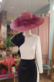 Ponte un complemento en la cabeza, un tocado, una pamela, un pequeño detalle del mismo color del vestido. Pamela De Rafia Natural Color Burdeos Con Plumas