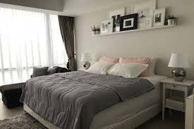 Dekorasi kamar cowok warna hitam. Mau Kamar Tidur Makin Keren Cobalah Pakai Warna Abu Abu Kumparan Com