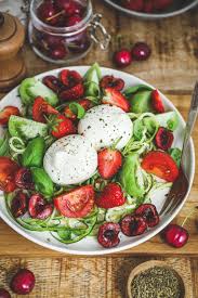 Salade Estivale A La Burrata Fruits Rouges Et Spaghetti De Courgette En 2020 Spaghetti De Courgette Salade Estivale Salade