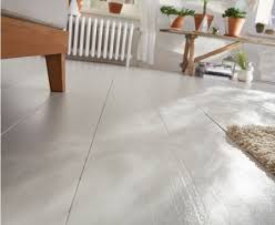 Pour Donner Un Petit Coup De Neuf A Un Vieux Plancher On Hesite Pas A Le Repeindre Entierement Ici On A Utilise Un Idee Deco Peinture Peinture Sol Castorama