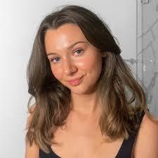 Alexandra Mcnally's Instagram, Twitter & Facebook