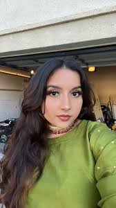 Navleen (@navvleen_)