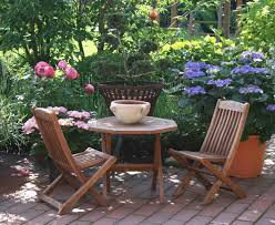 Terrasse mit edlen und modernen möbeln eine terrasse, die aufgrund von naturstein leicht rustikal wirkt, muss nicht zwangsweise auch mit rustikalen möbelstücken eingerichtet werden. Terrassengestaltung Ideen Fur Den Garten Bauen De