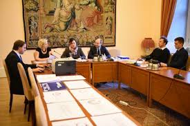 Rada evropy vyzývá k bezodkladnému, důkladnému a nezávislému vyšetření smrti roma v teplicích po policejním zákroku, který prý vyvolává řadu otázek. Logo Ceskeho Predsednictvi V Rade Evropy Vybrano Ministerstvo Zahranicnich Veci Ceske Republiky