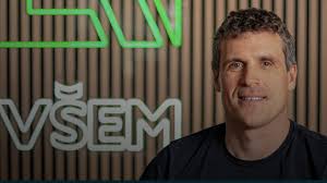 Měníme historický koncept studia na vysoké škole, říká rektor VŠEM Daniel  Šťastný. Zrušili totiž bakalářky