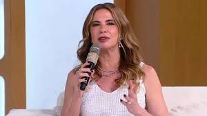 Luciana Gimenez faz mistério sobre SBT e desabafa após deixar RedeTV!: 'Fiquei chateada'