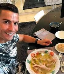 El Bicho echándose su caldo de patas de gallina... y tu de m@monazo  pidiendo de res con carne de la Ramos! 👎🙊