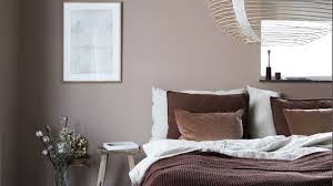 Si vous en avez envie, vous pouvez décider de mettre l'accent sur un des murs dans la chambre à coucher en le peignant dans une couleur plus vive, par exemple. Couleur De Chambre Peinture Deco Cote Maison