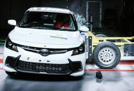 Carro da Toyota zera em avaliação de segurança e tem crash-test interrompido